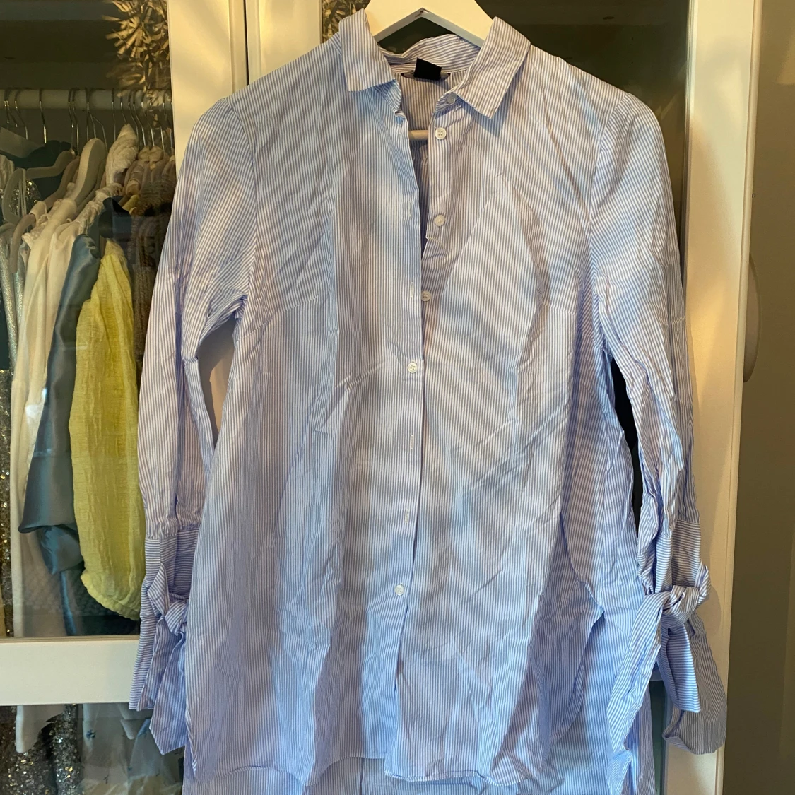 Blårandig skjortklänning med knyt vid ärmar