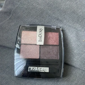 Isadora ögonskuggspalett Boho Browns - Snygg ögonskuggspalett från Isadora. Den är helt ny och endast testad på handen. 