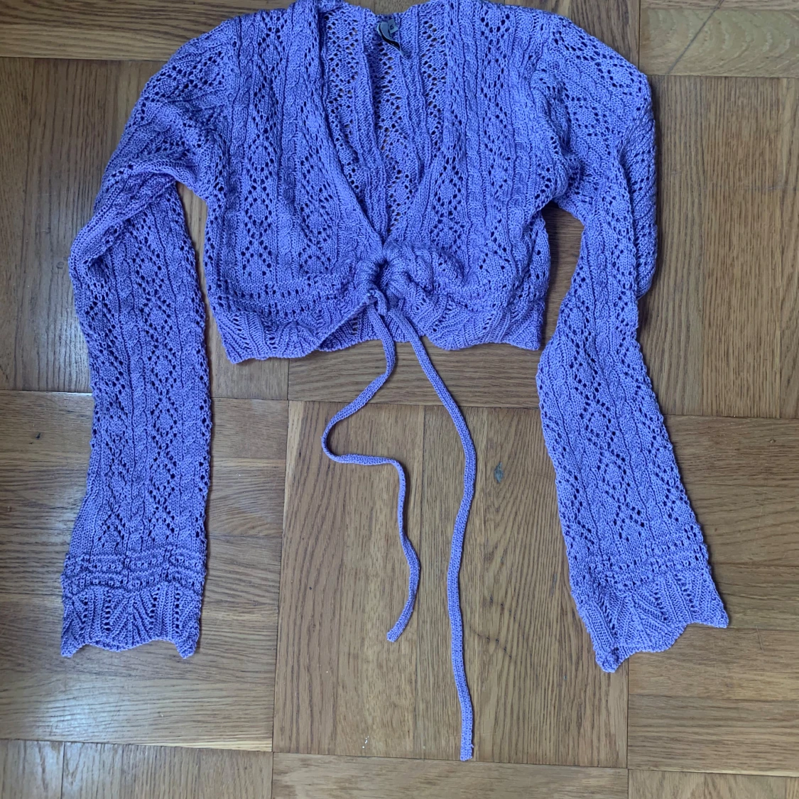 Lila stickad bolerotopp med knyt