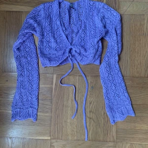 Lila stickad bolerotopp med knyt - Söt lila topp från Nelly som går att knyta på eller av