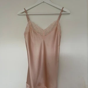 Satin slipklänning/linne Intimissimi - Säljer denna slipklänning från Intimissimi i satin med tunna axelband och  spetsdetalj vid halsringningen och nederkanten. Helt oanvänd och köpt i Marbella för en månad sedan. Nypris: 45€