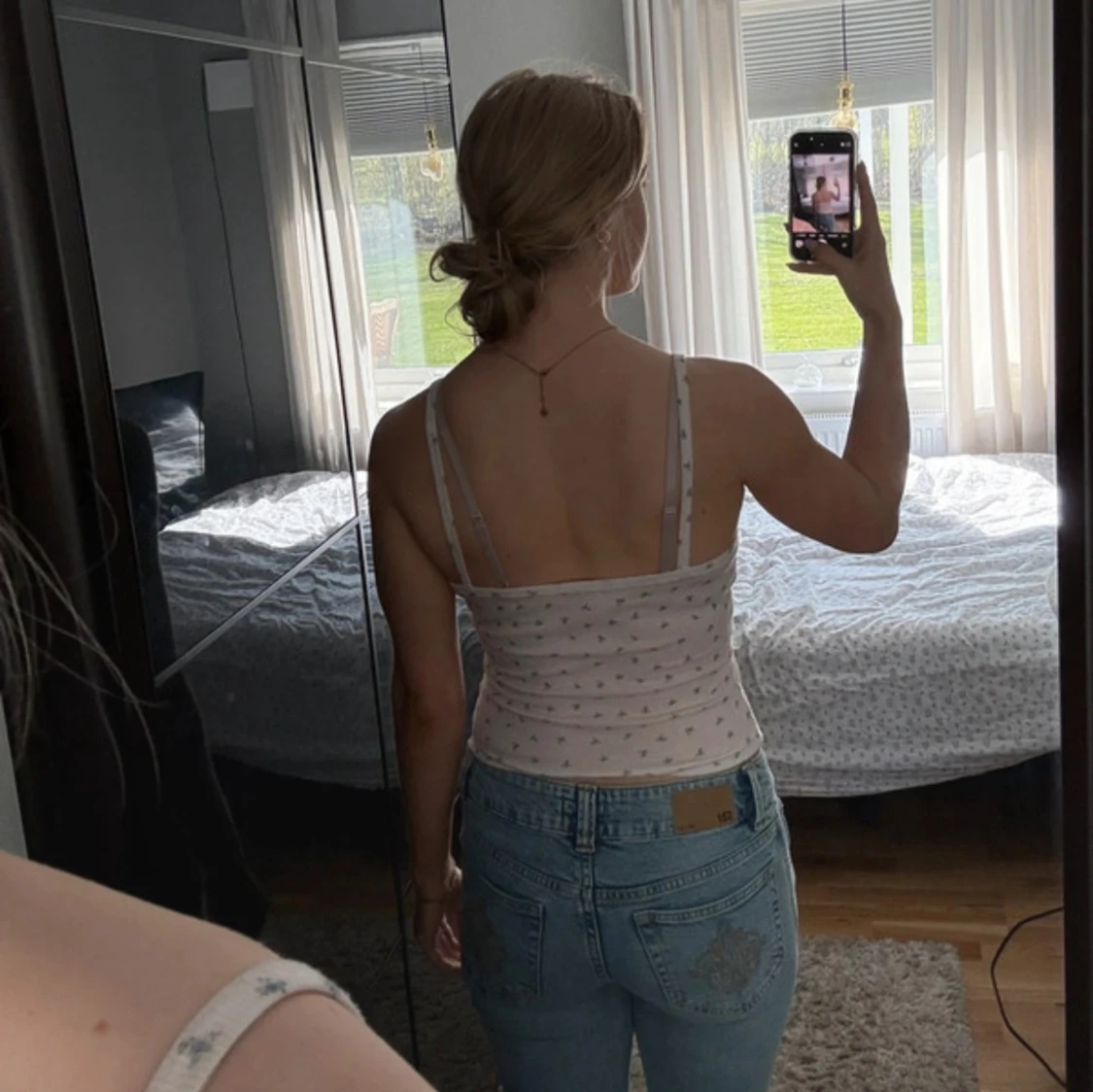 Vit blommig linnetopp med smala axelband - 1