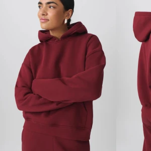 Ginatricot hoodie - Säljer en röd hoodie från Ginatricot som är slutaåld. Köpt men aldrig använt då jag ej passade i förgen. 