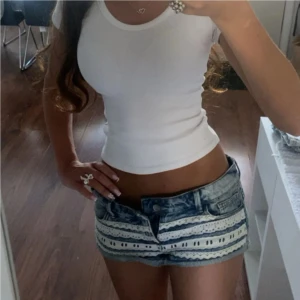 Ljusblå lowwaist jeansshorts med broderi - Snygga low waist mini jeansshorts i strl 36, midja:40cm. Kommer fler unika jeansshorts/kjolar så följ!!