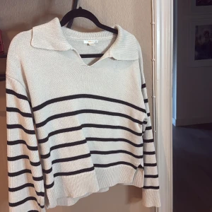 Randig stickad tröja Gina Tricot - Jätte fin höst tröja från Gina. Säljer då jag vill byta ut lite kläder i min garderob. Inga fläckar eller så på den. Pris kan diskuteras vid snabb affär ❣️