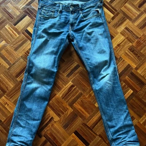 Replay jeans - Replay jeans, oskänd modell. Skick: Använda Storlek: 30/32 Nypris: ≈ 1000kr. Mitt pris: 499kr. Meddela om ni har frågor!