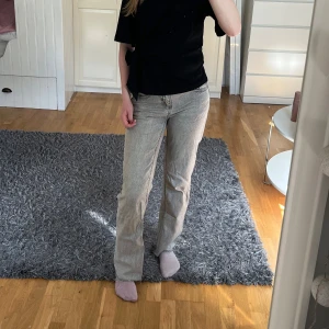 Grå raka jeans  - Säljer ett par grå jeans med rak passform och normal midja. Jeansen har klassisk femficksdesign och är tillverkade i ett mjukt denimtyg. Perfekta för en avslappnad och stilren look.