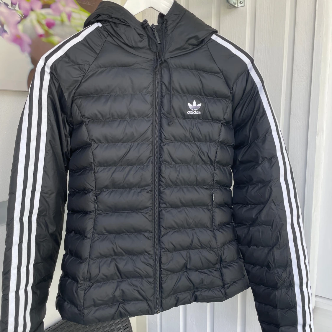 Svart dunjacka från Adidas med huva