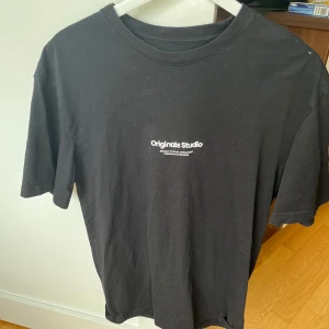 Svart t-shirt från Jack & Jones - Svart t-shirt från Jack & Jones, mycket bra skick då jag inte använt den mer än 2ggr🙌 nypris 200kr