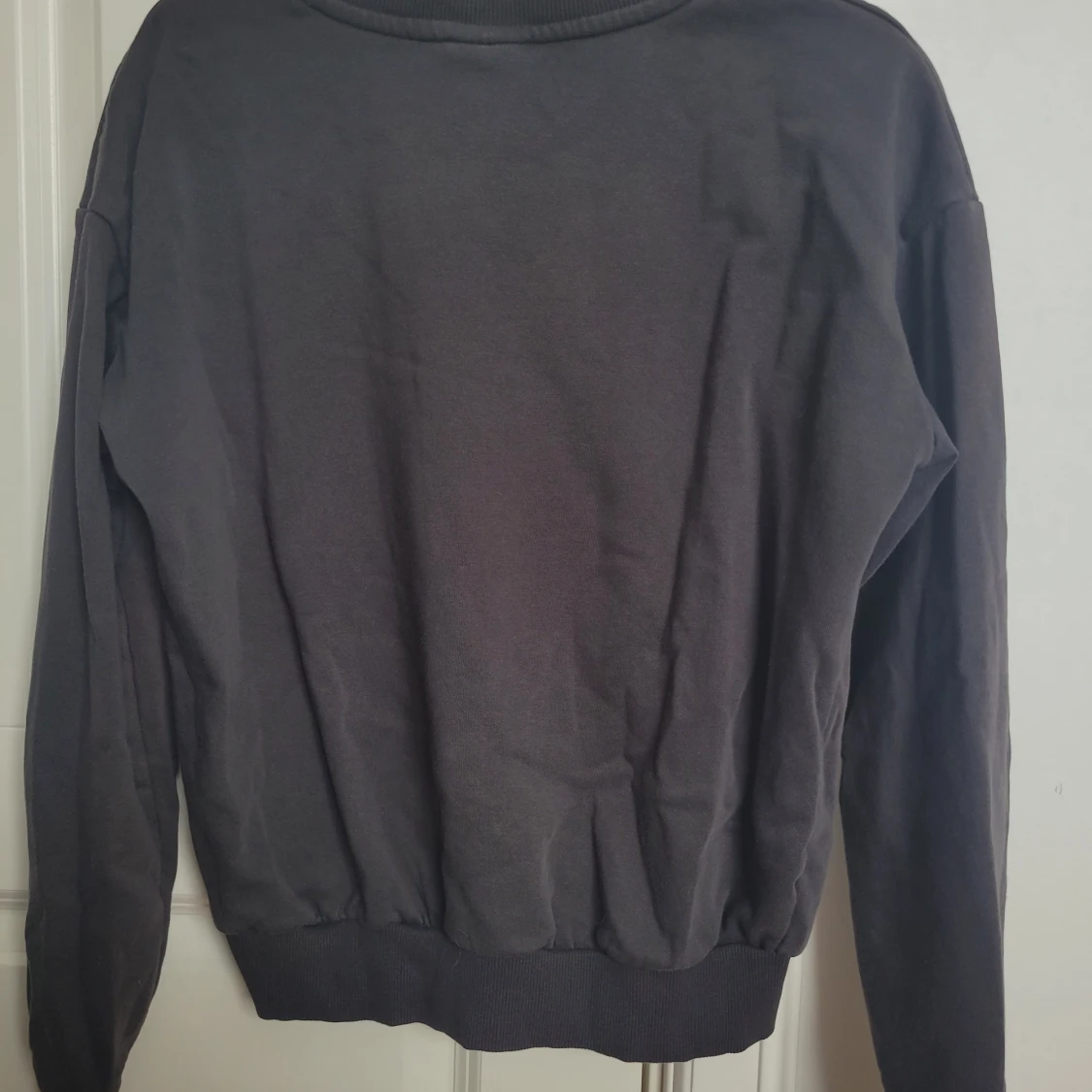 Mörkgrå tröja - 1