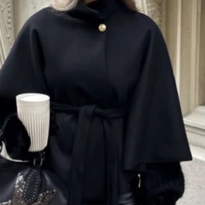 Svart poncho - Säljer denna populära ponchon från Missay, säljer då den inte kommer till användning💕