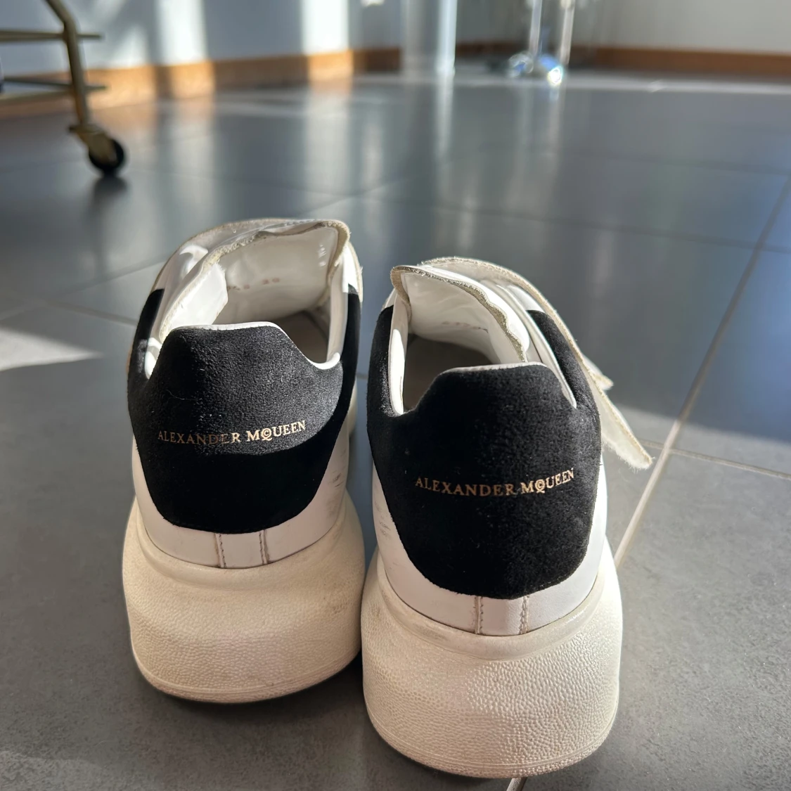 Alexander McQueen vita sneakers med kardborre - 1