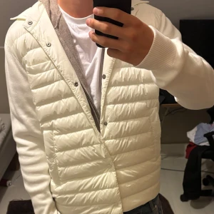 Vit pufferjacka från Herno - Säljer en stilren vit hybridjacka från Herno med quiltad front och släta stickade ärmar. Jackan har krage, knappar och dragkedja framtill. Perfekt för dig som vill ha en clean look med exklusiv känsla. Helt ny med alla tags kvar. Nypris ≈ 7000kr💸 Mitt pris 2999kr.  Skriv om ni funderar på något. Pris ej hugget i sten 🪨