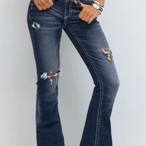 Blå bootcut jeans med slitningar - Snygga jeans aldrig använda och lappen kvar på byxorna. Storlek S. Ifrån Gina 