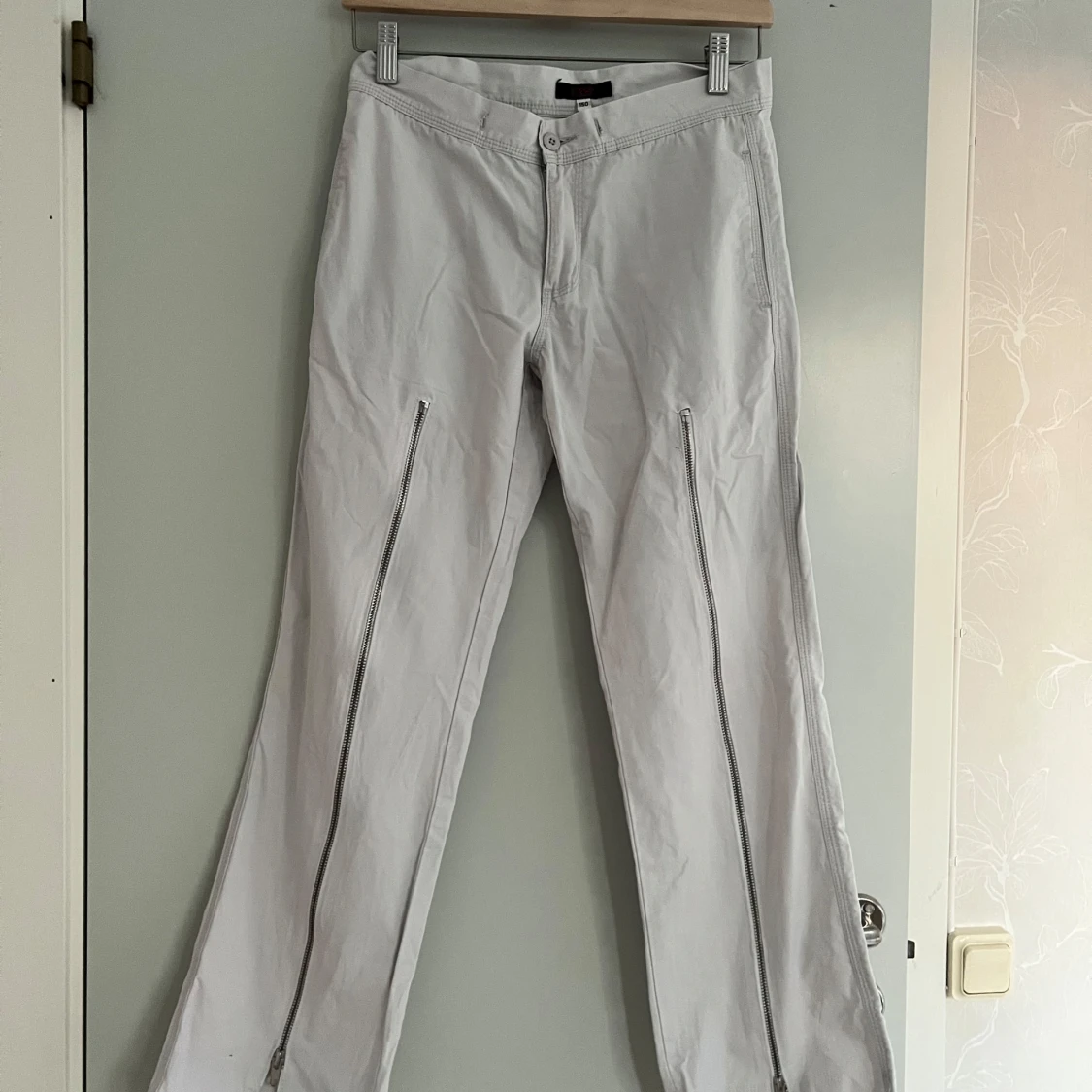 Vita byxor med dragkedjor