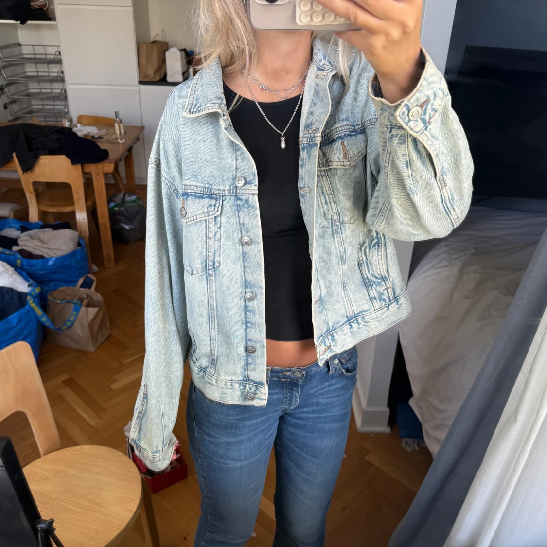 Ljusblå jeansjacka med knappar - 3