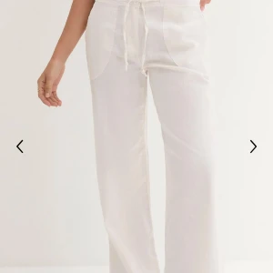 Low waist linnebyxor - Superfina lågmidjade linnebyxor som jag köpte för några år sedan! Väl använda, men har inga hål. De är inte genomskinliga💗💗😃Storlek 36 men skulle säga att de är mer 38. Skriv för frågor