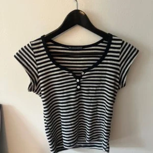 Brandy Melville mörkblå o grå zelly topp🫶🏻 - Första och tredje är lånad och den andra är min. Skicket är som nytt för toppen inte är min stil som gillar ljusare färger men jag har behållt toppen tills nu för den är väldigt söt☺️💝