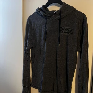 Träningströja Better Bodies - Mörkgrå och tunn träningströja. Storlek Small.     Tunn variant - ”cover up hood”