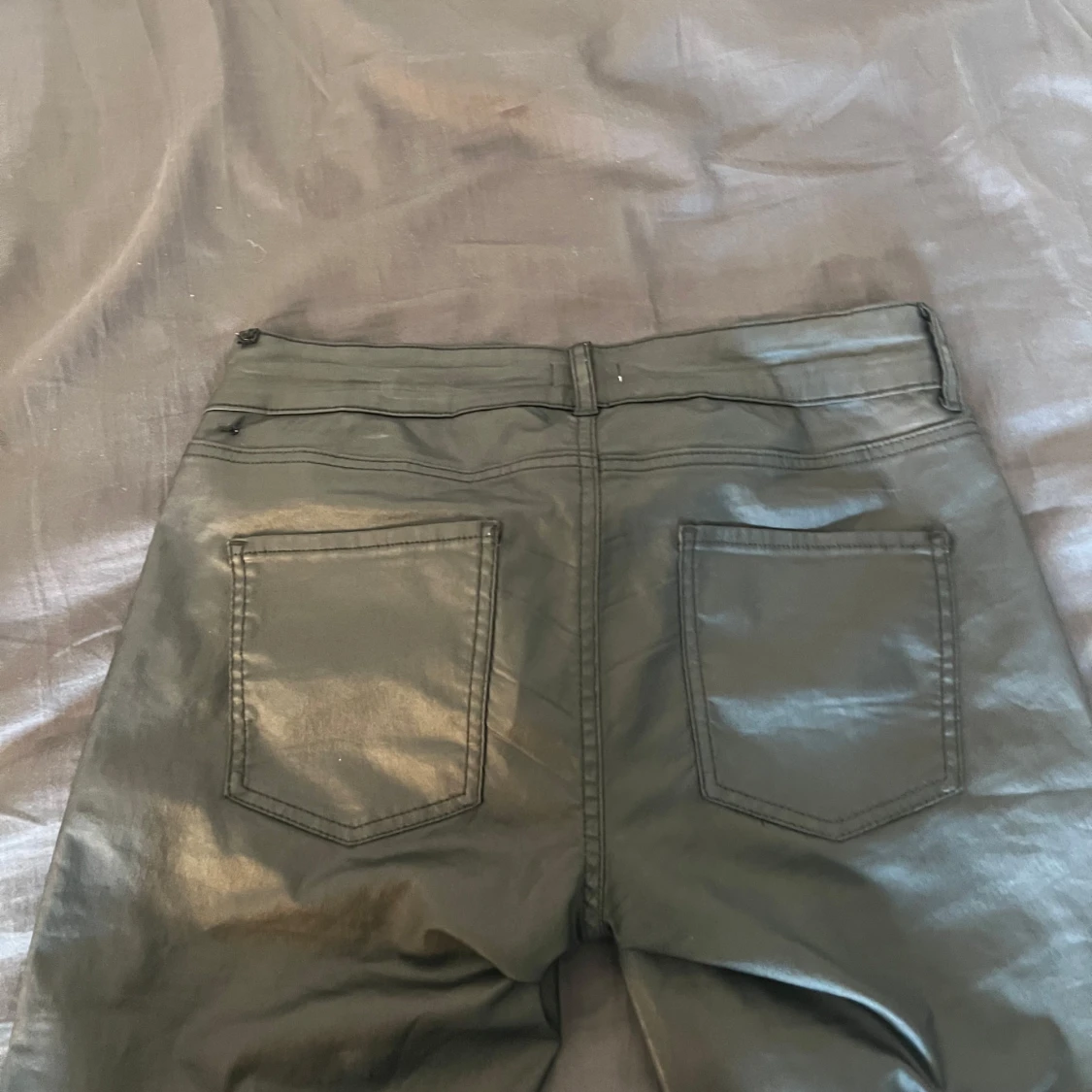 Svarta skinn byxor från Nelly - 1