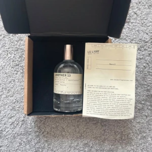 Le Labo – Another 13  - Le Labo – Another 13 (100 ml) 🌿 Säljer en exklusiv flaska Another 13 från Le Labo – en unik, fräsch och ren doft som verkligen sticker ut 👃🏻✨ 	•	100 ml-flaska 	•	Endast sprayad ca 10 gånger 	•	Köpt via Plick – tillverkad i Moskva 	•	Nypris ca 3300 kr 💸  🧾 Obs: Osäker på äkthet, därav det låga priset. Köparen uppgav att den var äkta och skickade med infoblad, men jag kan inte garantera något.