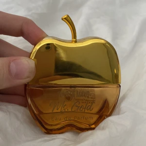 Ms. Gold Eau de Parfum äppelflaska - Parfymen Ms. Gold från MaxQ kommer i en unik äppelformad flaska med guldig topp och bärnstensfärgad botten. Flaskan har en stilren och lyxig design som verkligen sticker ut på hyllan. Perfekt för dig som gillar snygga detaljer och vill ha något annorlunda.