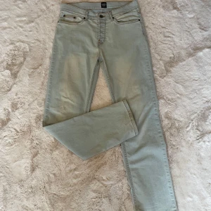 Ljusblå jeans från Montén 30/32 - Hej! Jag säljer nu dessa ljusblåa jeans från Montén. Jeans är i gott skick och har knappt använts. Denna modell säljs ej längre och går därför bara att köpa på andrahandsmarknaden. Nypriset ligger på 1200. Byxorna har en rak passform och passar perfekt till många olika outfits. Hör av er vid minsta fundering! Byxorna skickas inom 24h🤩