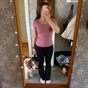 Rosa t-shirt  - Säljer en enkel och snygg rosa t-shirt från Cubus i ekologisk bomull, storlek XS. Modellen är figurnära med korta ärmar och rund halsringning. 