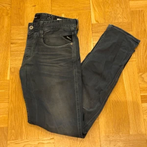 Replay Anbass jeans i grått, W33 L32 - Snygga Replay Anbass jeans i en mörkgrå ton. Bra skick. Hör av er vid frågor eller funderingar. 
