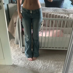 Blå bootcut jeans med låg midja - Säljer ett par ljusblå jeans med snygg bootcut och låg midja. Jättesnygga och använda fåtal gånger. Pris går att diskuteras 💕storlek 25/32