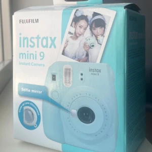 Instax Mini 9 Polaroid Kamera - En Instax Mini 9 i turkosblå! Har aldrig använts bara öppnad