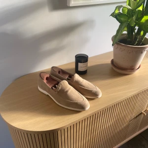 Myrqvist Brännö II loafers! - Myrqvist Brännö II loafers i mycket fint skick. Skorna är använda ytterst få gånger som ni ser på innersulan. Perfekta till sommaren! Skoblocken ingår ej! Dustbags ingår!