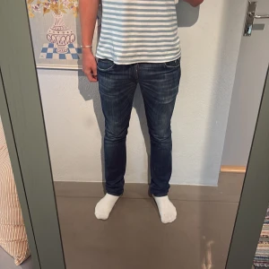 MörkBlå jeans från Dondup - Säljer ett par snygga blå slim fit jeans från Dondup, byxorna är i strl 32 och i sjukt bra skick.