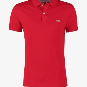 Röd pikétröja från Lacoste - Röd pikétröja från Lacoste med klassisk krage, korta ärmar och knappar framtill. Ikoniska krokodilloggan broderad på bröstet.  Är gammal då kan ha mer värde men vet inte aldrig använd💕💕