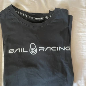 Svart t-shirt från Sail Racing - Svart t-shirt från sail racing 
