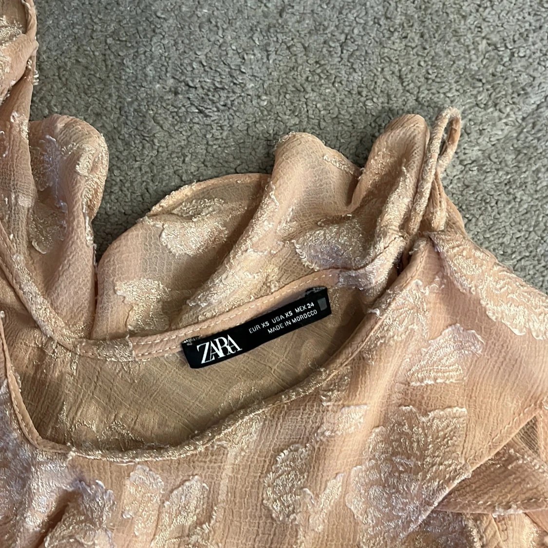 Beige blommig blus med volanger från Zara - 1