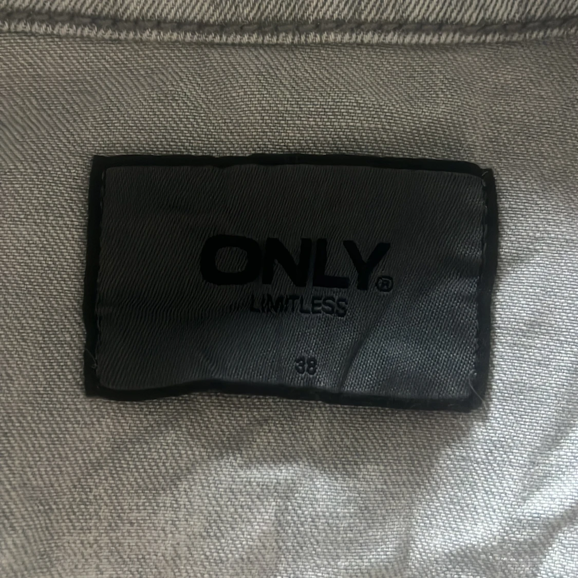 Grå  jeansjacka från ONLY - 2