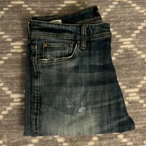 Jack & Jones jeans - Säljer ett par mörkblå jeans med slitningar och snygg tvättad look. Storlek var 30/34 som blivit ner klippta till ungefär 30/30-32! Storlek: 30/30-32! Modell: slim glenn! Säljer för endast 349kr priset är ej hugget i sten