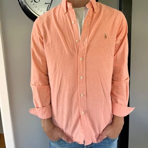 Ralph lauren skjorta - En snygg ralph lauren skjorta i mycket bra skick som är i storlek S Nypris 1600kr mitt pris 449kr✅ Fraktas inom 24h📦✅ 