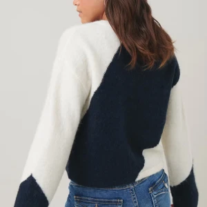 Vit och mörkblå stickad tröja - Säljer en fin stickad tröja från Gina Young. Den passar mig som är 170 men säljer för har inte användning för den. Slutsåld på hemsidan!! Använd men inga defekter 