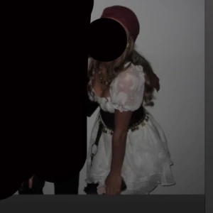 Pirat kostym - Intressekoll: Funderar på att sälja min piratoutfit som jag köpte till förra halloween. Outfiten består av: Vit medellång klänning med puffiga kortärmar Två bruna korsetter (köpte båda då jag inte kunde bestämma mig) Dödskallehalsband och matchande örhängen Kort sagt: en komplett piratlook – perfekt för maskerad, halloween eller temafest! 🎭🏴‍☠️ Passar strl xxs-S även en mindre M då man kan spänna korsetten efter önskad look.