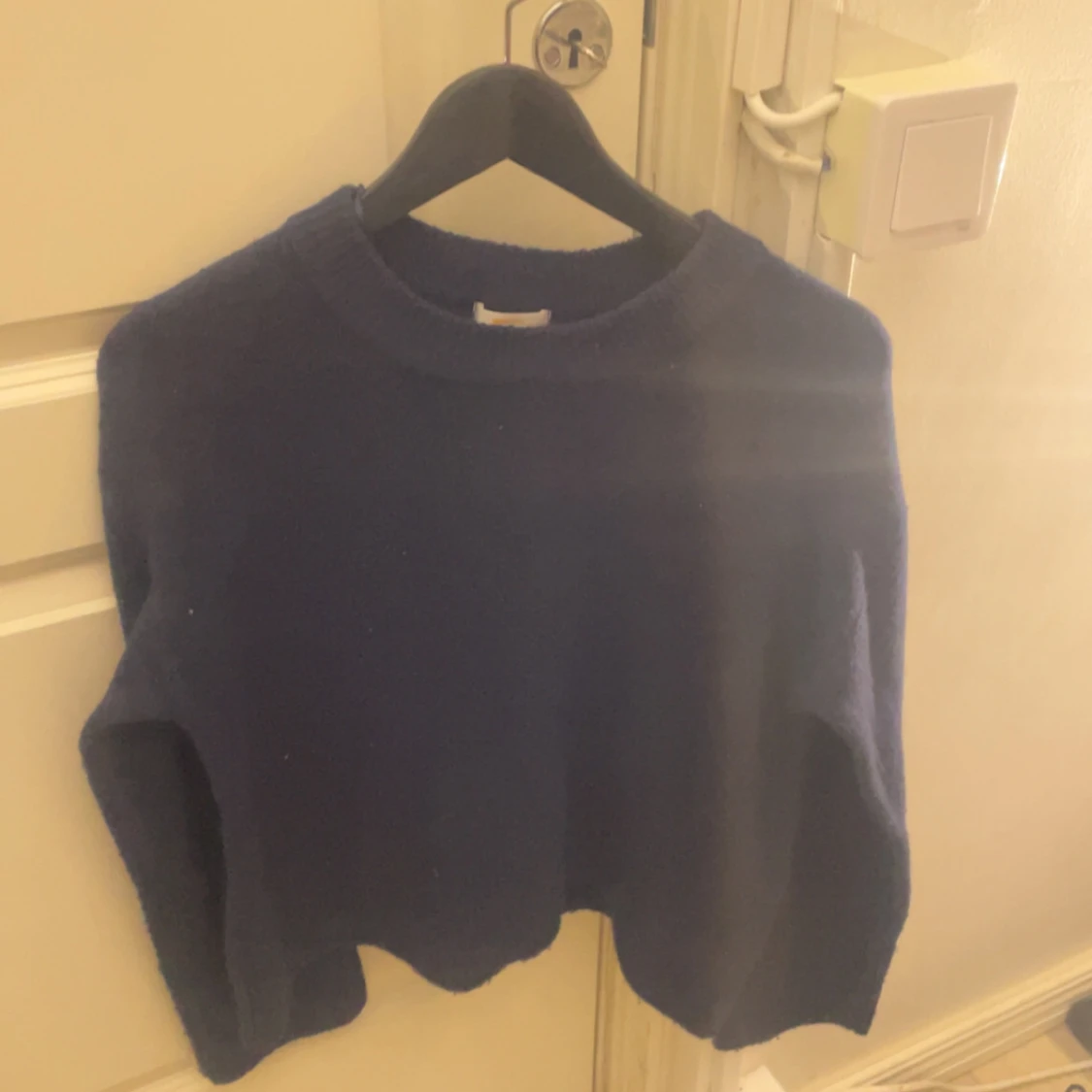 Mörkblå stickad croppad tröja