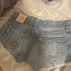 Xtra low denim shorts ljusblå XXS - Säljer ett par ljusblå xtra low denim shorts från Gina tricot i storlek XXS. Aldrig använda!❣️