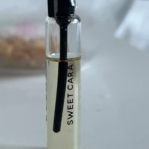 SWEET CARA parfymprov - Sweet Cara ska likna Sol de Janeiros Brazilian Crush 62 Perfume Mist. Den har noter av pion, svarta vinbär, kokosgrädde, mandel, pistage, jasmin, orkidé, karamell, sandelträ, vanilj och mysk. 
