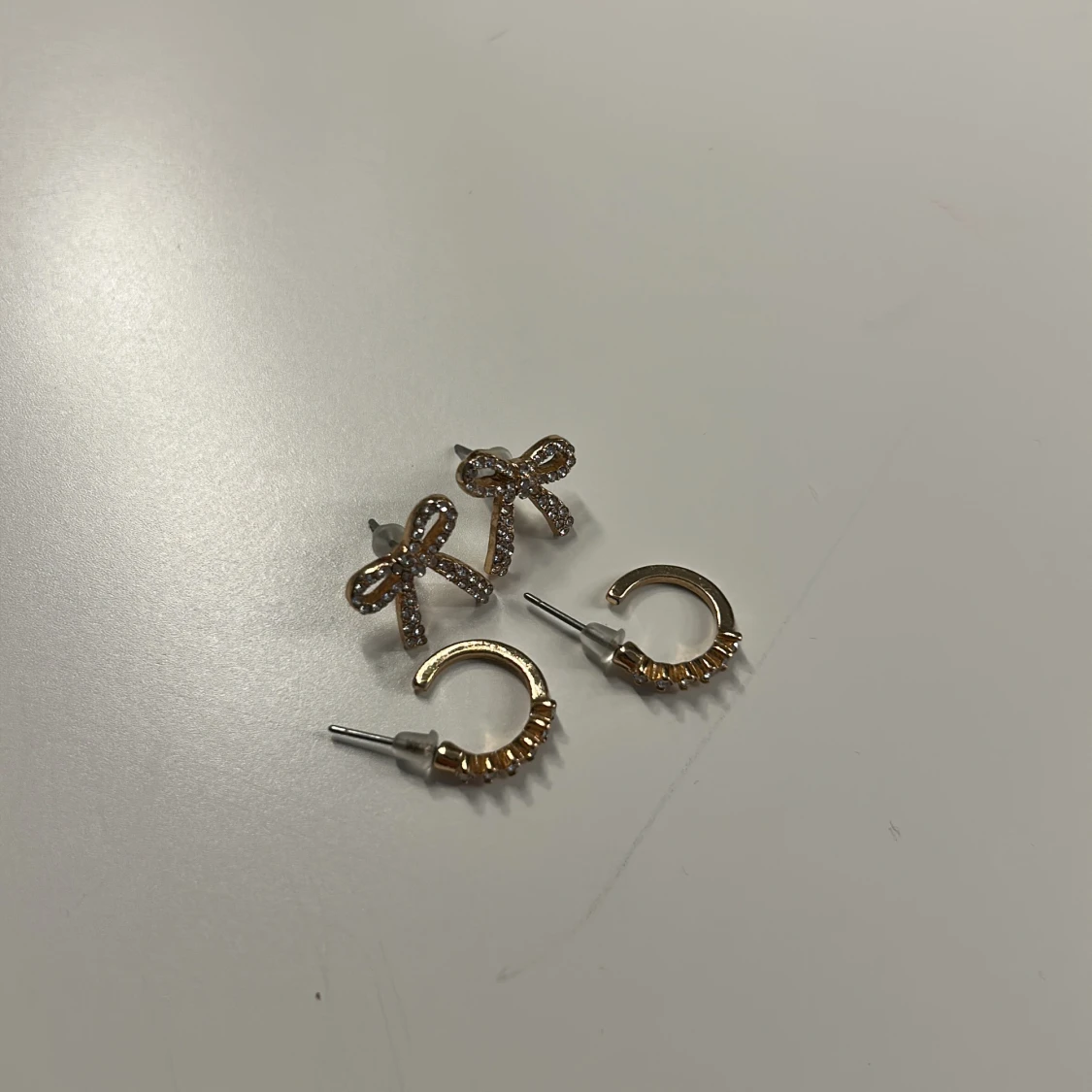 Två par glittriga örhängen i guld - 1