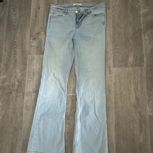 Ljusblå bootcut jeans - Snygga ljusblå jeans från Kappahl med bootcut-modell. Använda endast två gånger, men en liten slitning längst ner vid ena benet (bild 3). 