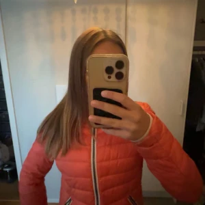 Rosa/orange jacka colmar - blandning mellan rosa och orange. Jätte snygg jacka för höst och vinter skön också. Köpt för 3000 eller mer!! 🙂🙂använd fåtal gånger!! SKRIV GÄRNA PRISFÖRSLAG!!