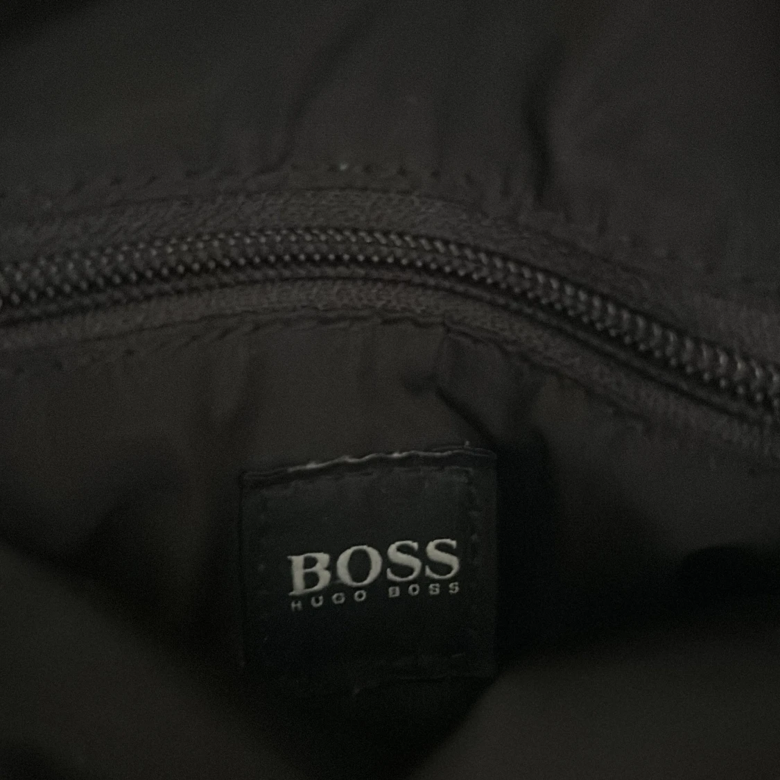 Svart axelväska från Hugo Boss - 2
