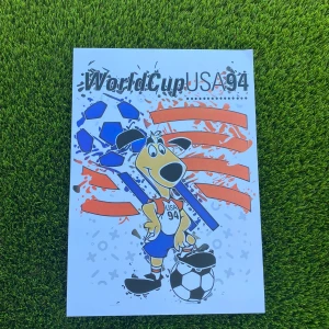 World Cup USA 94 - Färgstark poster i A3 storlek med maskoten från fotbolls-VM 1994 i USA! Perfekt för dig som älskar fotboll och vill ha ett coolt minne från ett av världens största sportevenemang. Inspirerande omslag med sportig vibe och amerikanska färger.