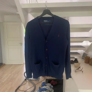 Marinblå kofta från Polo Ralph Lauren - Snygg marinblå kofta från Polo Ralph Lauren i 100% pima bomull. Skit najs skulle säga lite liten i storleken  så de passar bäst S och XS. 